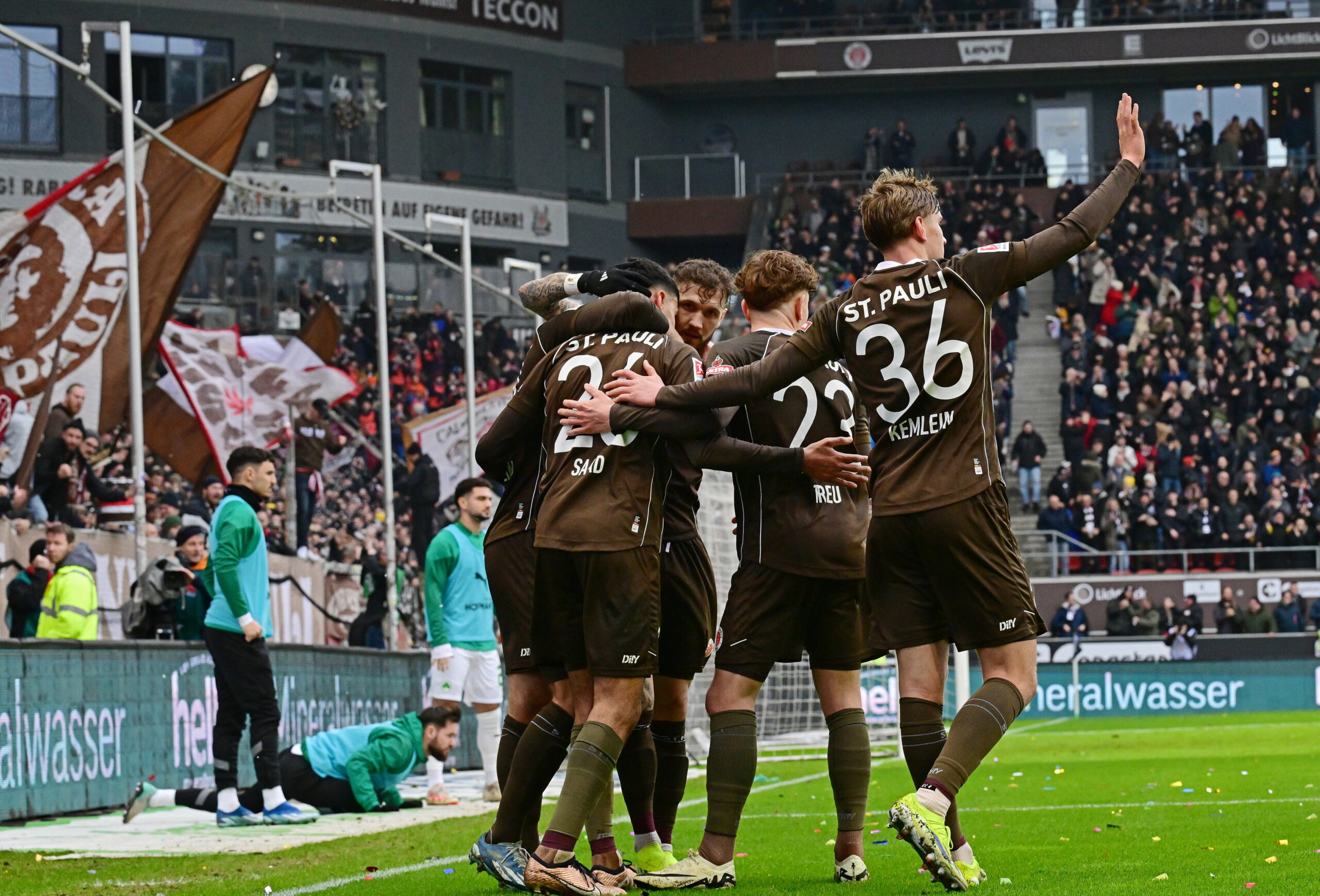 Die Profis des FC St. Pauli freuen sich über den Siegtreffer von Elias Saad.