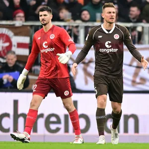 Hauke Wahl und St. Paulis Torhüter Nikola Vasilj.