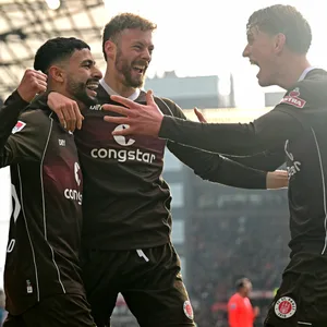 Elias Saad, Carlo Boukhalfa und Aljoscha Kemlein jubeln