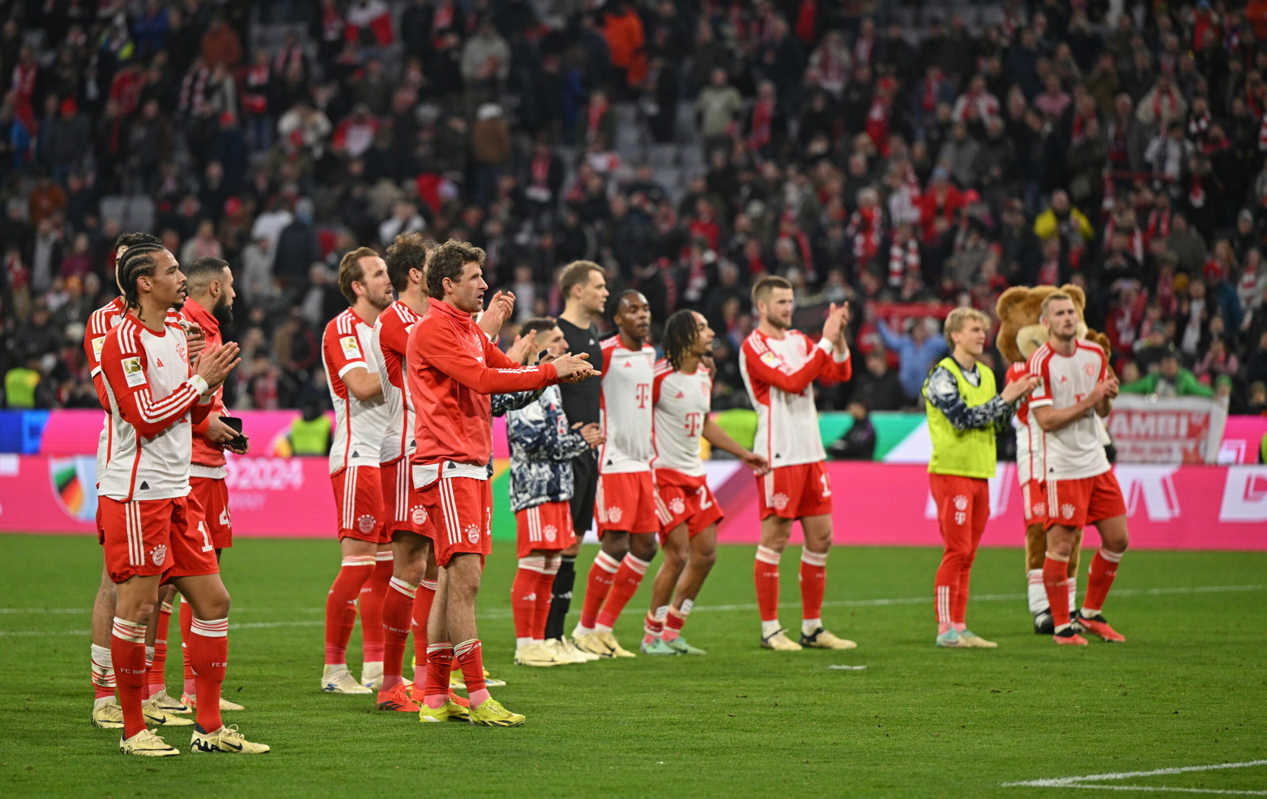 Die Spieler vom FC Bayern München bedanken sich bei ihren Fans.