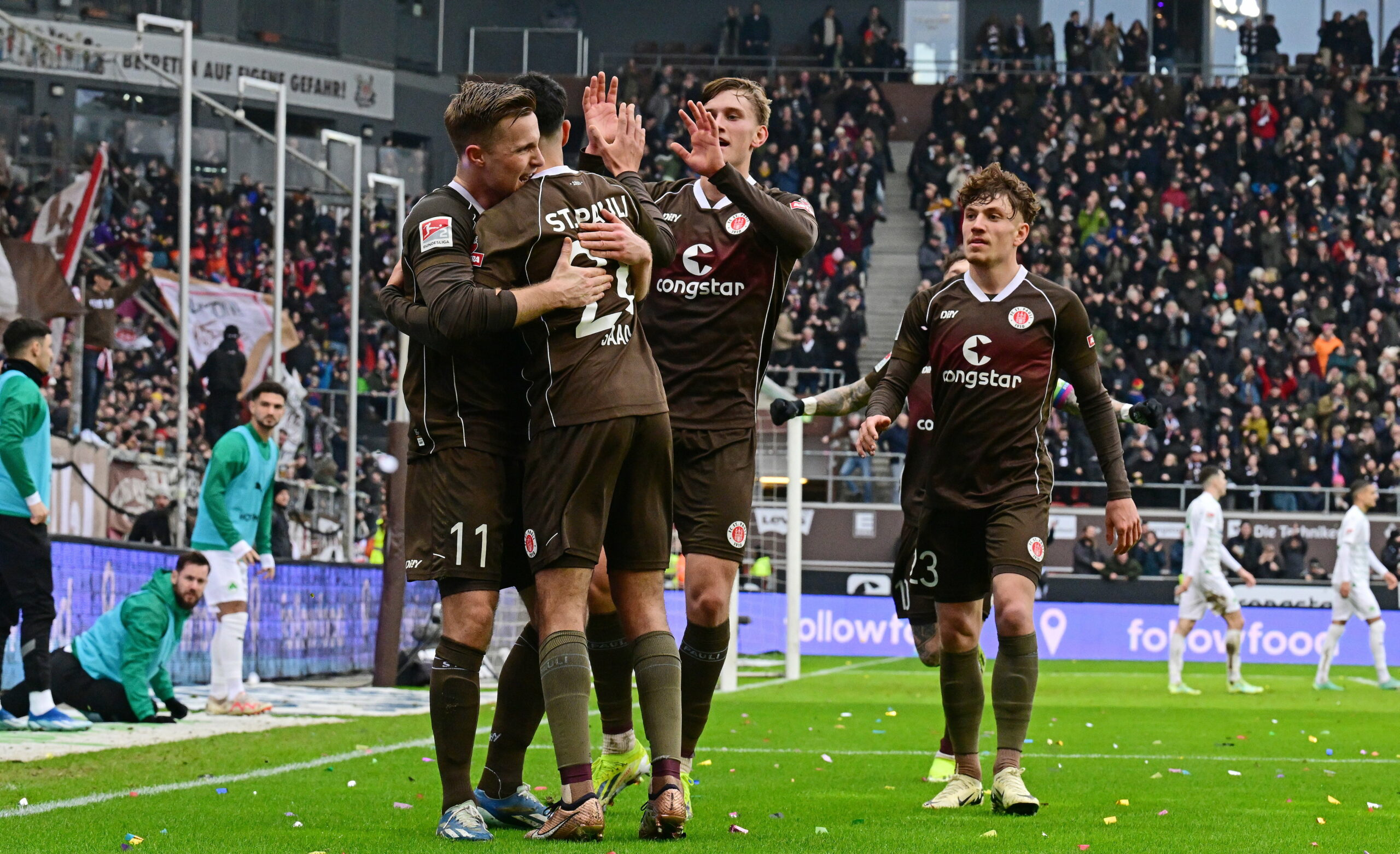 Tor für St. Pauli! Die Kiezkicker bejubeln ihren ersten Treffer im Spitzenspiel gegen Fürth.
