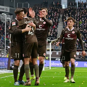 Tor für St. Pauli! Die Kiezkicker bejubeln ihren ersten Treffer im Spitzenspiel gegen Fürth.