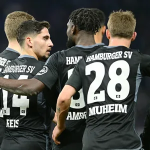 Die Spieler des HSV jubeln über den Siegtreffer von Ludovit Reis gegen Hertha BSC.