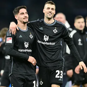 Jonas Meffert und Ludovit Reis feiern nach dem Sieg in Berlin Arm in Arm.