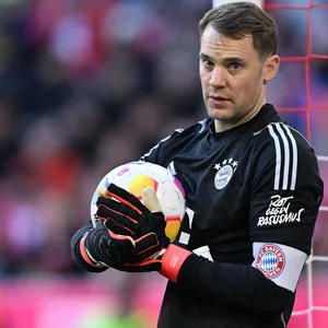 Manuel Neuer hält den Ball in der Hand