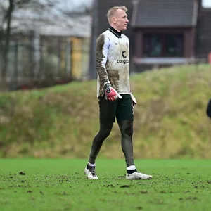 Der Matsch-Gehalt des St. Paulis-Trainingsplatzes kann man auch an der Sportkleidung von Torhüter Sascha Burchert ablesen.