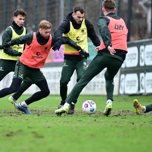 St. Pauli trainiert auf einer holprigen Wiese