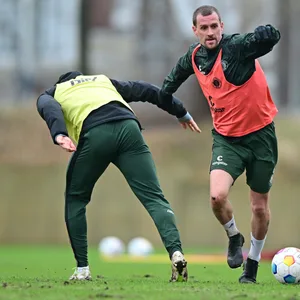 Simon Zoller überwindet im Training seinen Teamkollegen mit dem Ball am Fuß.