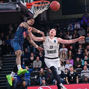 RayJon Tucker blockt einen Versuch von Seth Hinrichs