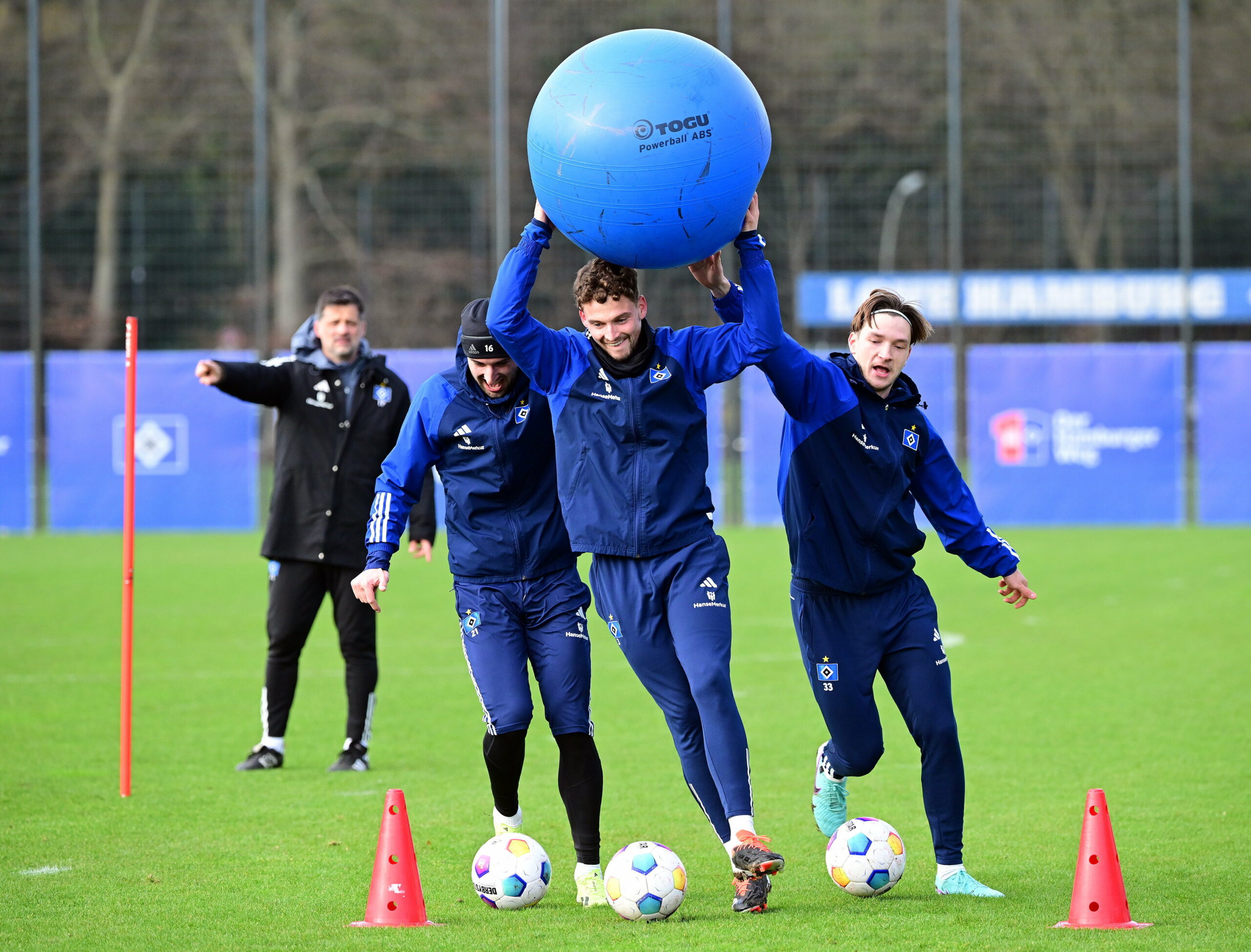 Foto des HSV-Trainings - Drei Spieler absolvieren eine Übung mit Ball
