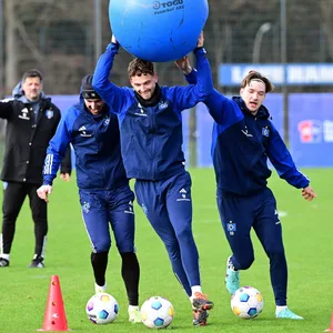 Foto des HSV-Trainings - Drei Spieler absolvieren eine Übung mit Ball