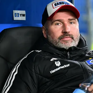 Tim Walter könnte seinen Platz auf der Trainerbank des HSV bald räumen.