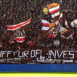 St. Pauli-Fans hinter „Abpfiff für DFL-Investoren“-Banner