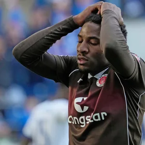 St. Pauli Flügelstürmer Afolayan mit einer enttäuschten Geste während des Spiels gegen den 1. FC Magdeburg.