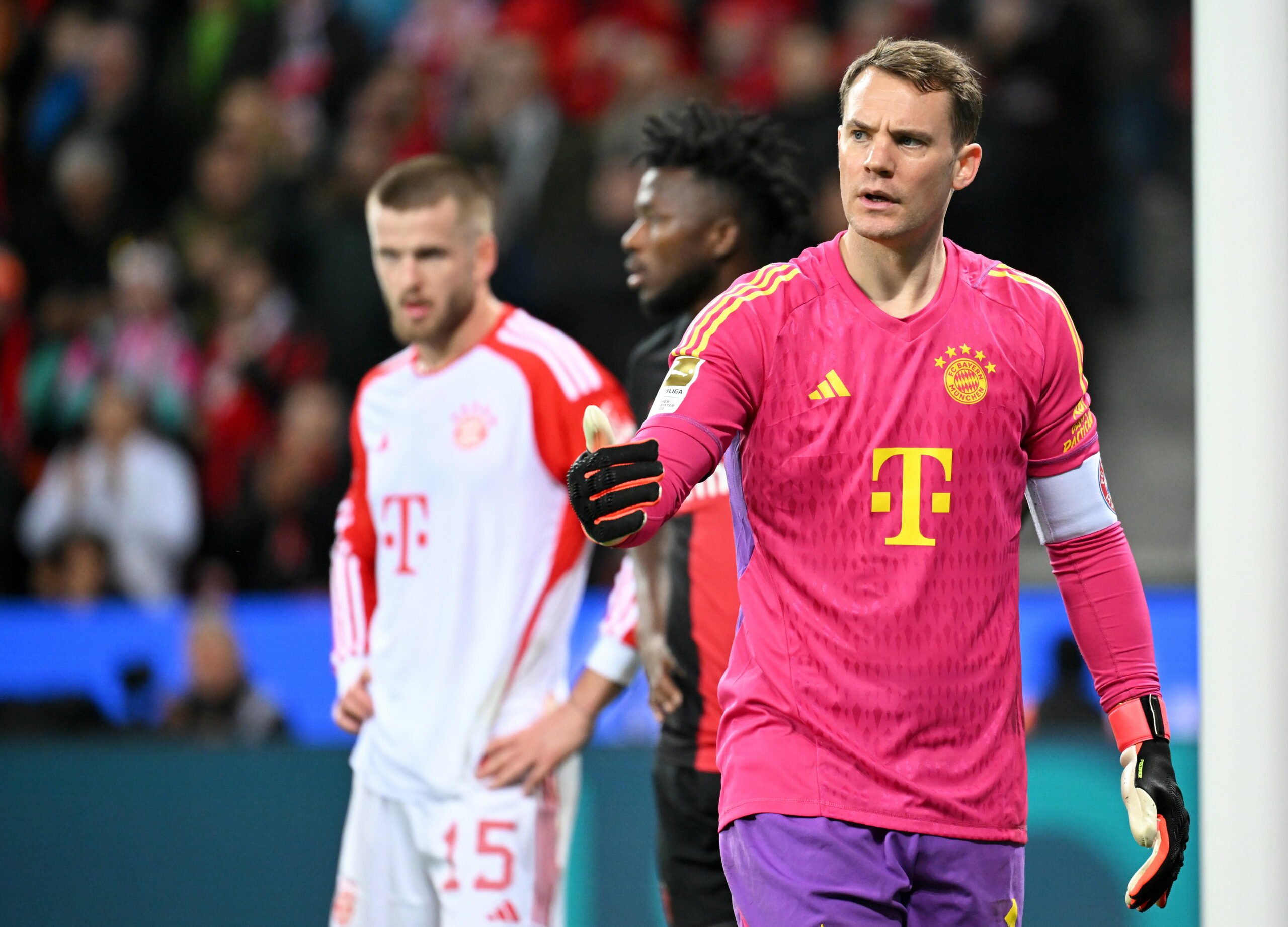 Manuel Neuer ist wütend nach Leverkusens Treffer ins Bayern-Tor.
