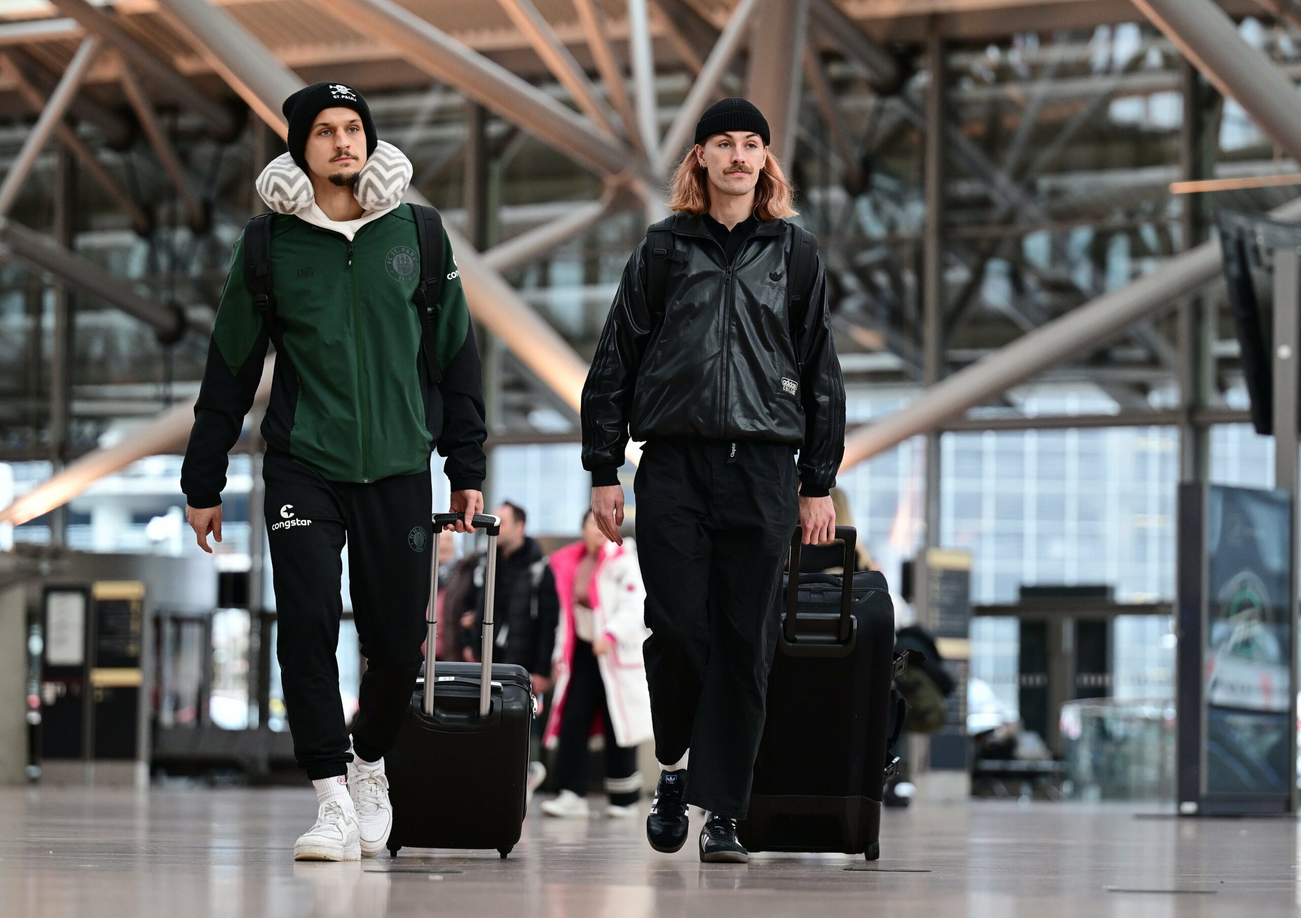 Adam Dzwigala und Jackson Irvine am Flughafen mit ihren Koffern.