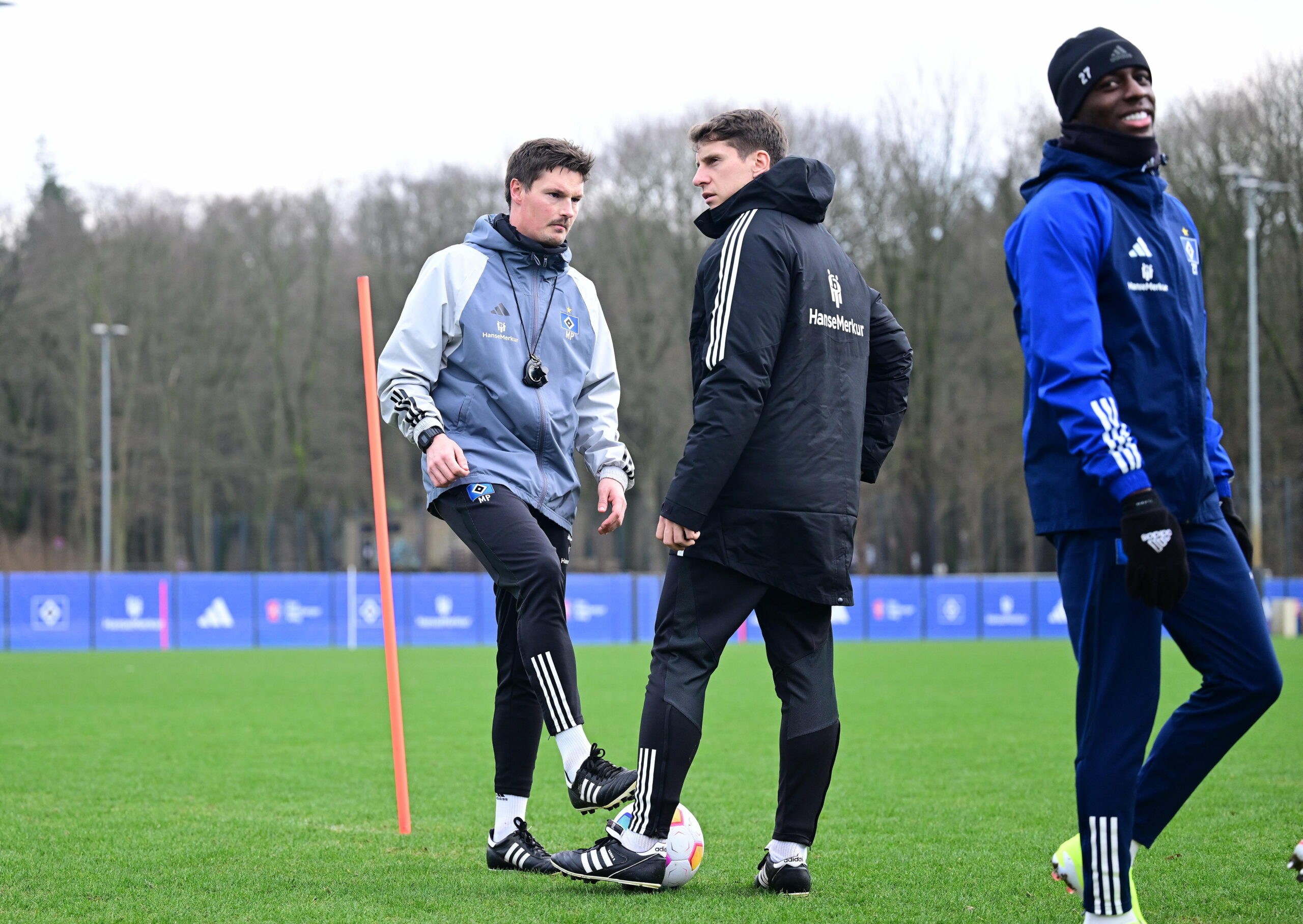 Merlin Polzin und Loic Favé auf dem Trainingsplatz des HSV im Austausch