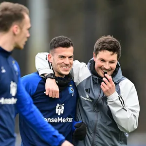 Interimscoach Merlin Polzin nimmt László Bénes in den Arm.