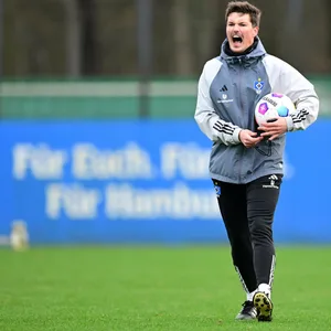 Merlin Polzin mit Ball in der Hand