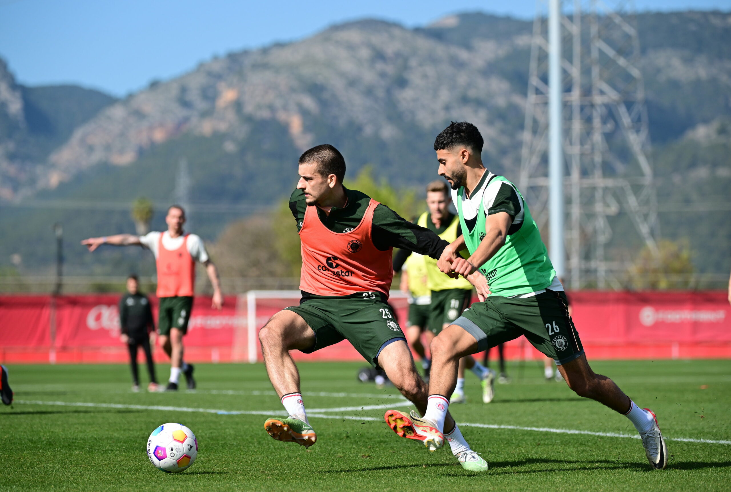 St. Pauli-Profis Dziwagala und Saad kämpfen im Training auf Mallorca um den Ball