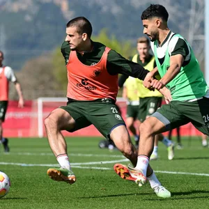 St. Pauli-Profis Dziwagala und Saad kämpfen im Training auf Mallorca um den Ball