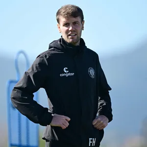Fabian Hürzeler stemmt die Hände in die Hüfte.