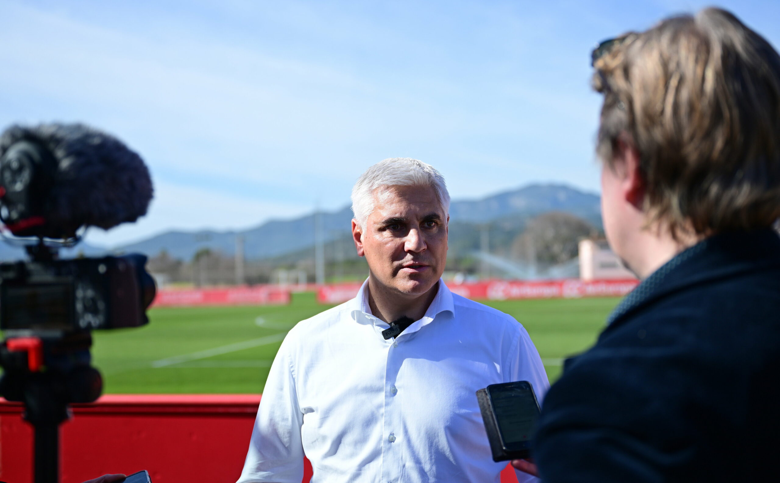 Andreas Bornemann in einer Gesprächsrunde mit Medienvertretern auf Mallorca