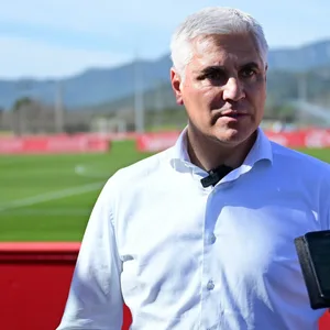 Andreas Bornemann in einer Gesprächsrunde mit Medienvertretern auf Mallorca