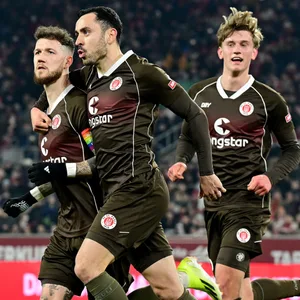 Marcel Hartel, Manolis Saliakas und Aljoscha Kemlein jubeln über ein St. Pauli-Tor.
