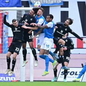 Spieler von HSV und Rostock im Kopfballduell