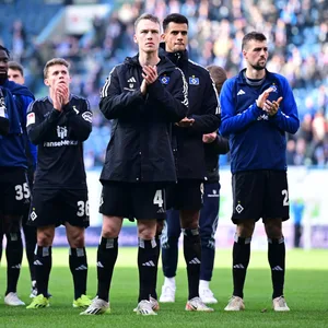 HSV-Spieler applaudieren nach Abpfiff