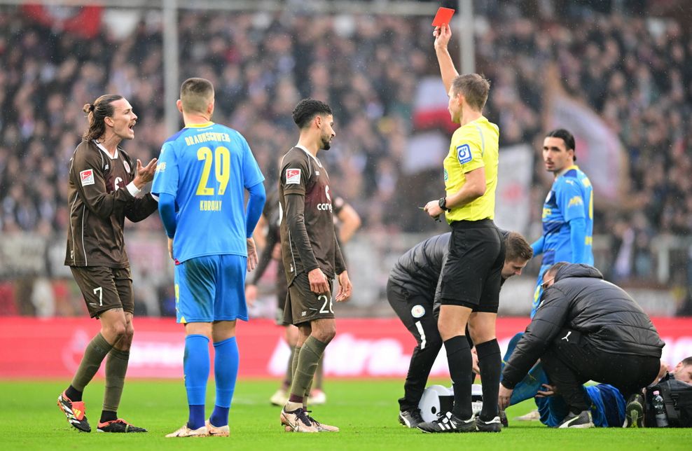 St. Paulis Elias Saad fliegt im Spiel gegen Braunschweig vom Platz.