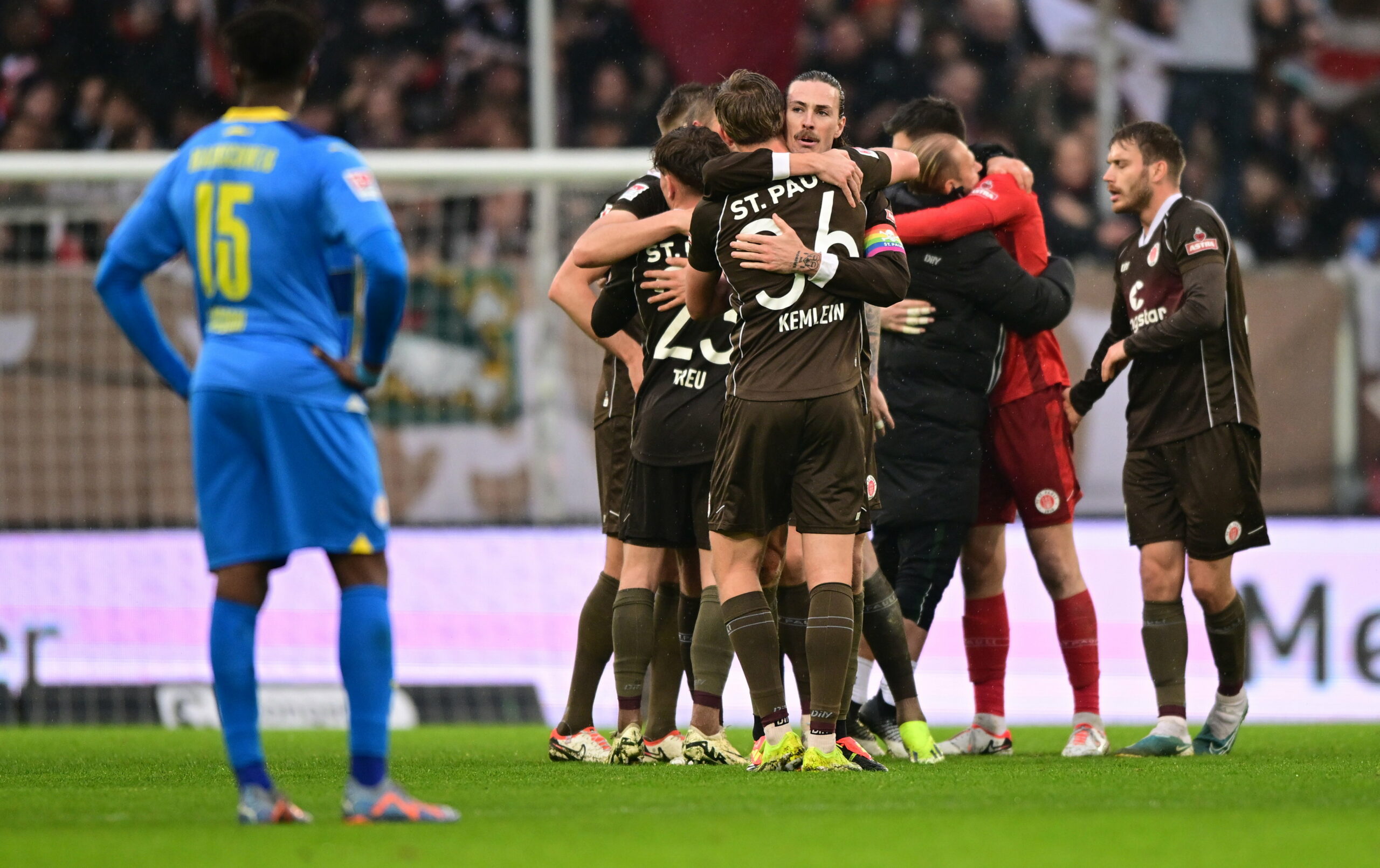 St. Pauli-Profis feiern Sieg gegen Eintracht Braunschweig.