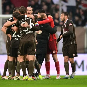 St. Pauli-Profis feiern Sieg gegen Eintracht Braunschweig.