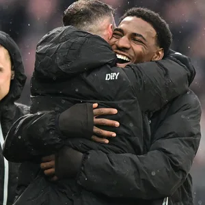 Oladapo Afolayan feiert mit Marcel Hartel und Johannes Eggestein den Sieg gegen Braunschweig