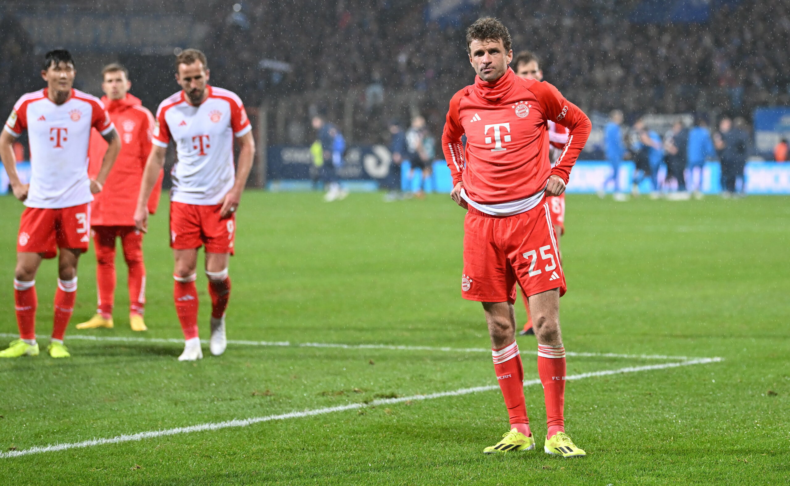 Thomas Müller steht mit seinem Team frustriert und ratlos auf dem Platz.