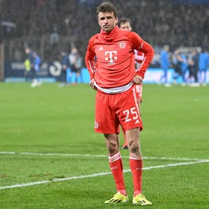 Thomas Müller steht mit seinem Team frustriert und ratlos auf dem Platz.