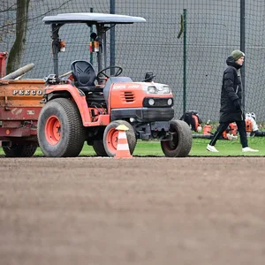 Fabian Hürzeler geht am Trainingsplatz vorbei, wo neuer Rasen verlegt wird