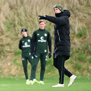 Fabian Hürzeler gibt seinen Spielern Anweisungen im Training.