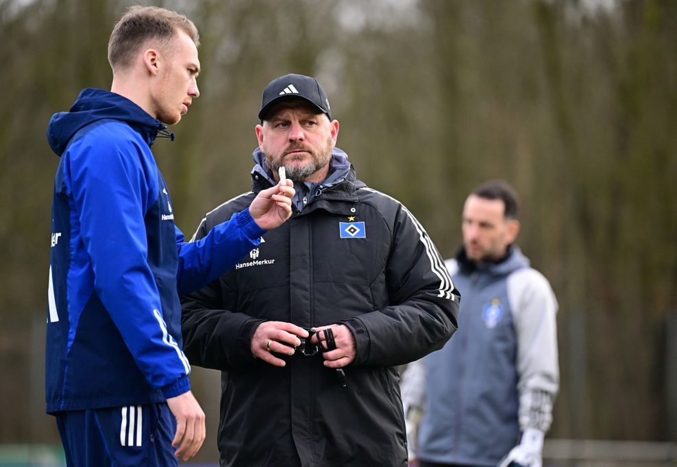 Steffen Baumgart bei seinem ersten HSV-Training im Gespräch mit Kapitän Sebastian Schonlau