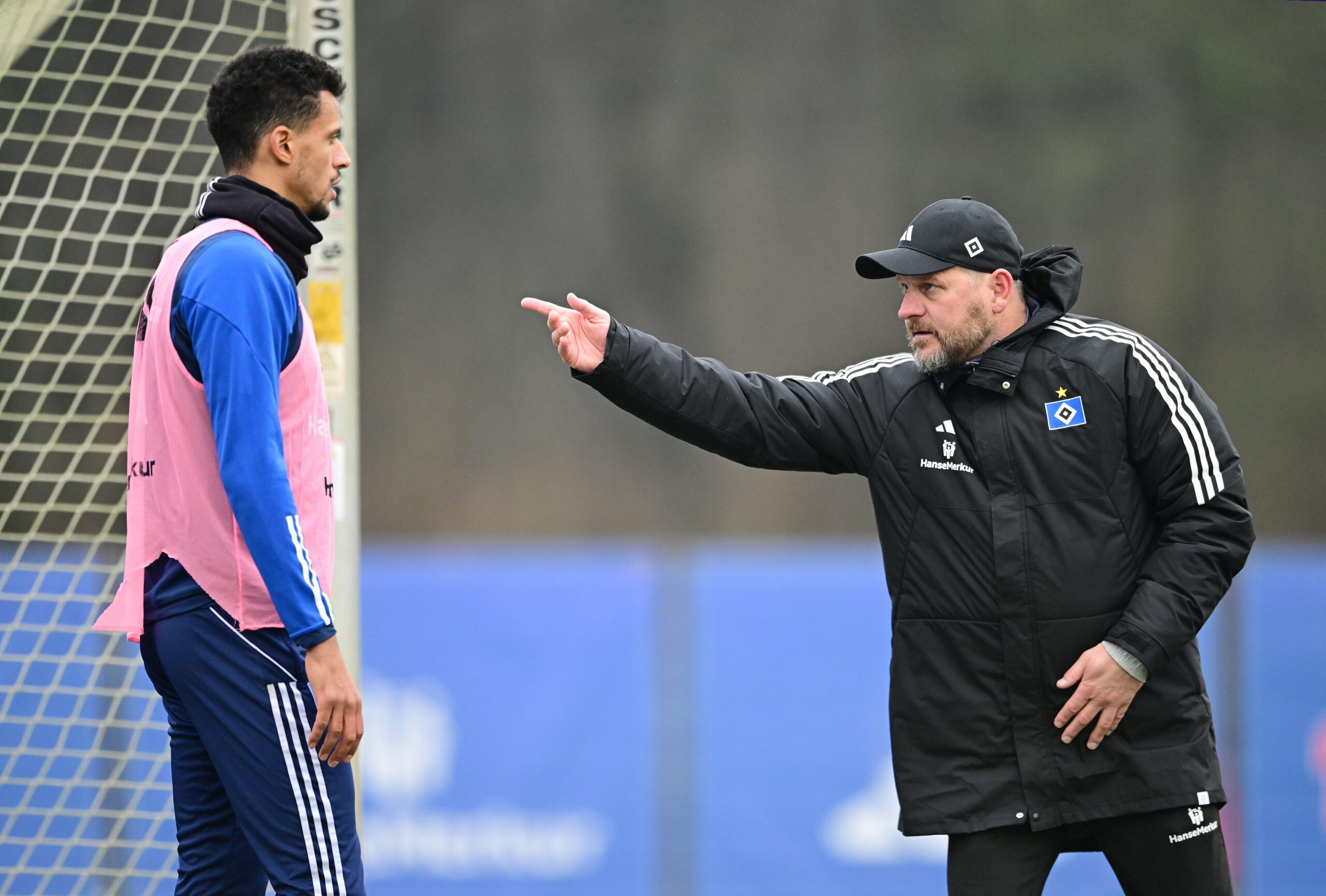 HSV-Trainer Steffen Baumgart erklärt Stürmer Robert Glatzel, was er von ihm sehen will.