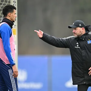 HSV-Trainer Steffen Baumgart erklärt Stürmer Robert Glatzel, was er von ihm sehen will.