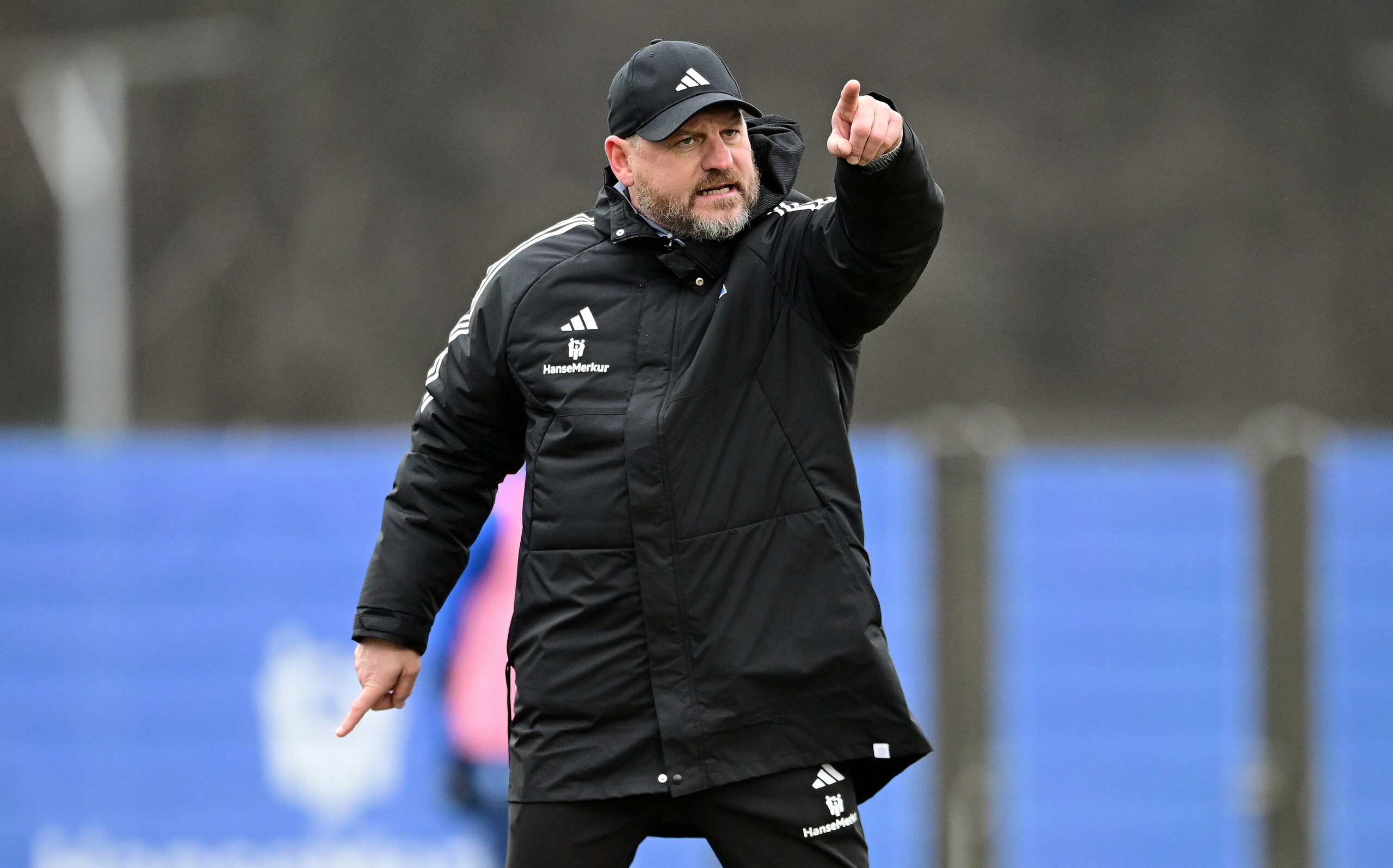 Steffen Baumgart zeigt es beim Training an. Nach vorne und nach oben soll es künftig für den HSV gehen.