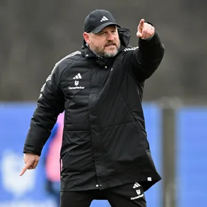 Steffen Baumgart zeigt es beim Training an. Nach vorne und nach oben soll es künftig für den HSV gehen.