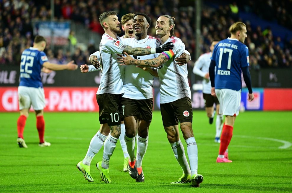 Die St. Pauli-Profis Hartel, Afolayan und Irvine bejubeln die 1:0-Führung in Kiel.
