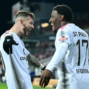 St. Paulis Torschützen Marcel Hartel und Oladapo Afolayan jubeln gemeinsam.