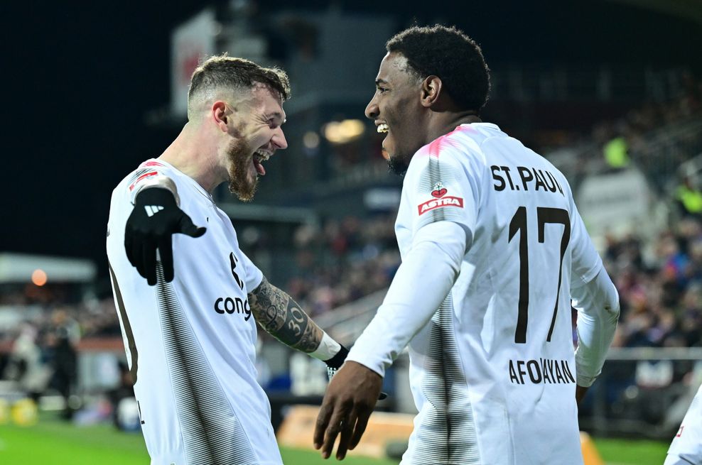 St. Paulis Torschützen Marcel Hartel und Oladapo Afolayan jubeln gemeinsam.