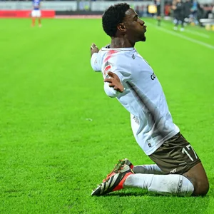 Oladapo Afolayan jubelt auf den Knien nach einem seiner Tore.
