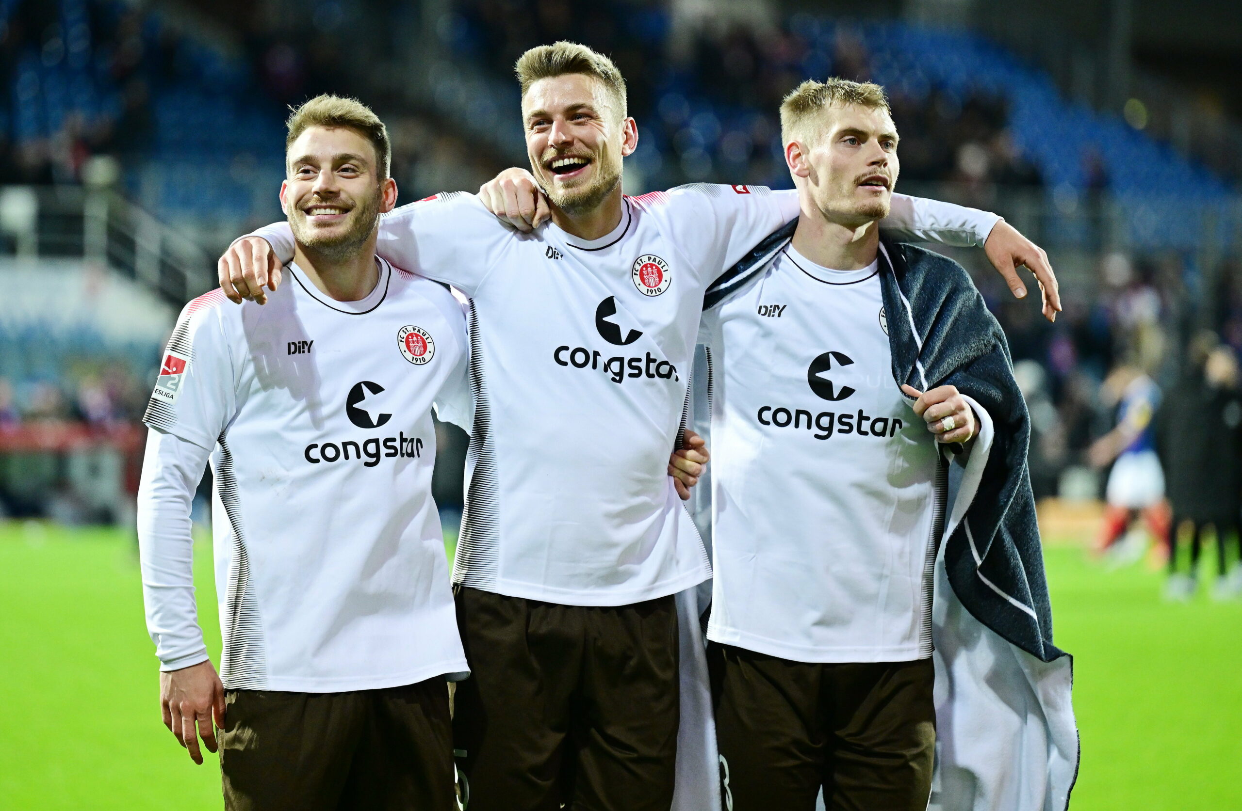 Die St. Pauli Profis freuen sich nach dem Auswärtssieg in Kiel