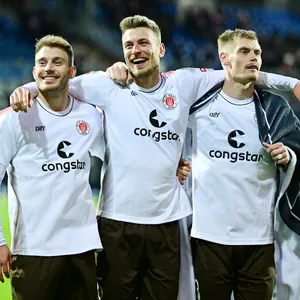 Die St. Pauli Profis freuen sich nach dem Auswärtssieg in Kiel